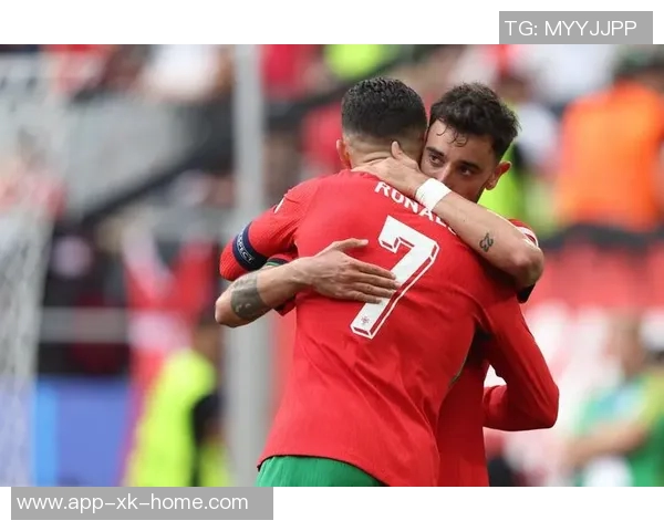 C罗分享球队合影庆祝晋级世界杯激励全队继续奋斗为葡萄牙加油