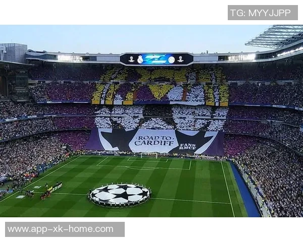 震撼场面拜仁球迷赛前展示TIFO并燃放烟花点燃全场气氛