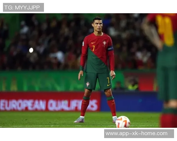 C罗因国家队停赛缺席FIFA投票B席代为投票引关注